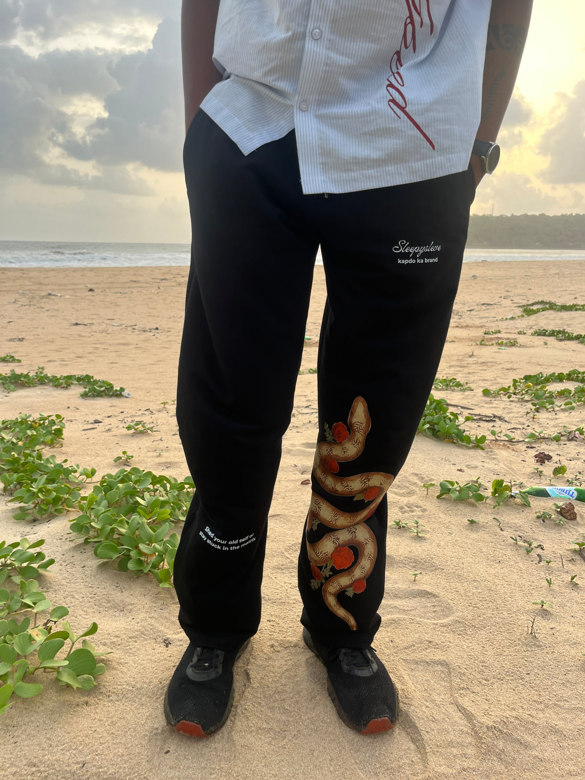 Close-up of the Sleepysleve Snakesleve sweatpant snake print